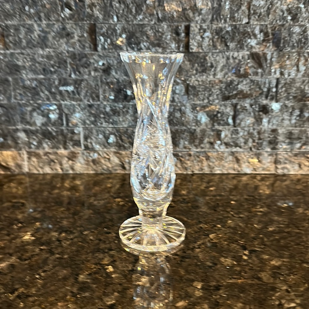 Pinwheel crystal bud vase. Excellent condition!